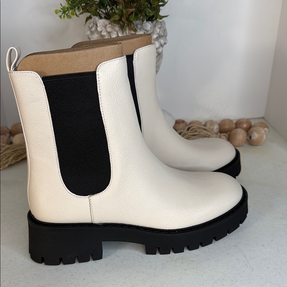 MICHAEL MICHAEL KORS
ASHER LEATHER ANKLE BOOT Cream/ Sz 9 - Picture 5 of 11